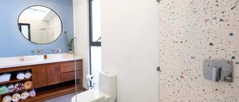 Douche, sèche-cheveux, serviettes fournies, savon