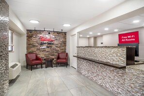 Lobby - HomeTowne Studios by Red Roof Greenville (Greenville)