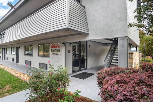 HomeTowne Studios by Red Roof Greenville