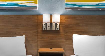 HomeTowne Studios by Red Roof Greenville