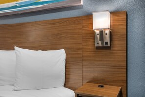 Blackout curtains, free WiFi, bed sheets, wheelchair access - HomeTowne Studios by Red Roof Greenville (Greenville)
