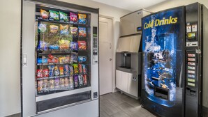 Een automaat met snacks en een drankautomaat.