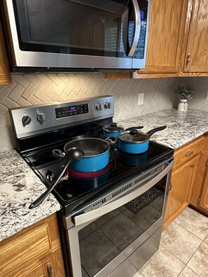 Een koelkast, een microgolfoven, een oven, een kookplaat