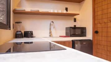 Private kitchen | Mini-fridge, dining tables