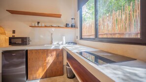 Mini-Kühlschrank, Esstisch