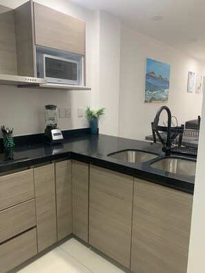 Geladeira, micro-ondas, cooktop, chaleira elétrica