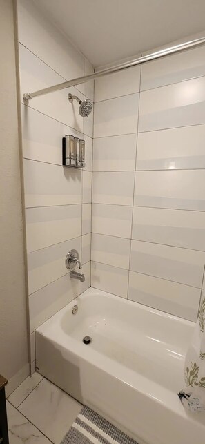 Haartrockner, Handtücher, Seife, Shampoo
