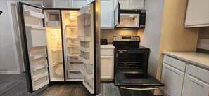 Fridge, microwave, oven, stovetop - Bay House 4 bedroom 3 full bath

 (Orange)