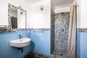Bruser, hårtørrer, bidet, håndklæder