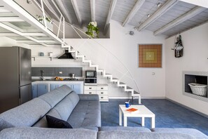 TV, fireplace