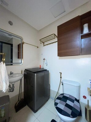 Douche, sèche-cheveux, bidet, serviettes fournies