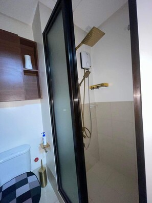 Douche, s èche-cheveux, bidet, serviettes fournies