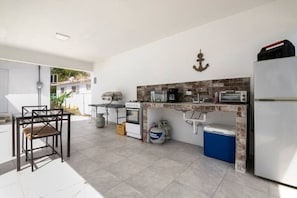 Refrigerador, microondas, parrilla de estufa y cafetera y tetera