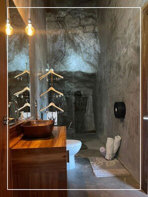 Deluxe Villa | Bathroom