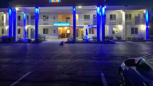 A motel with a '6' sign, a 'Welcome' sign, and a 'Lobby' sign. - Motel 6 Martinsburg, Wv (Martinsburg)
