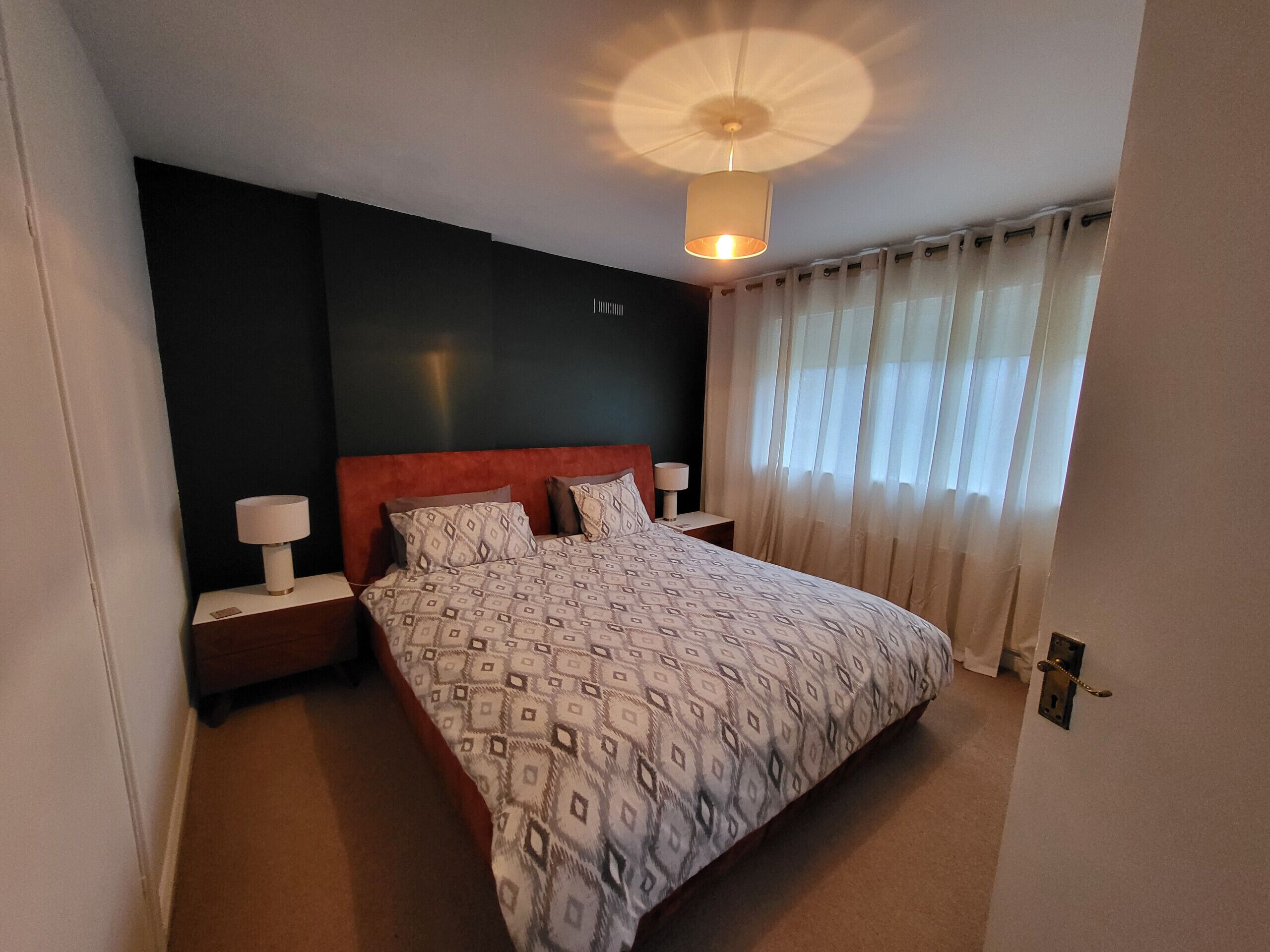 4 makuuhuonetta, silitysrauta/-lauta, ilmainen Wi-Fi, vuodevaatteet