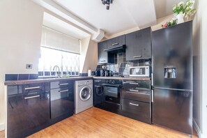Apartment | Private kitchen - Stylish and Sleek Kensington Apartment (London)
