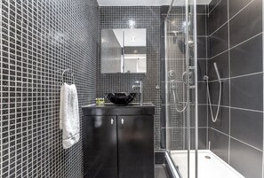 Apartment | Bathroom - Stylish and Sleek Kensington Apartment (London)