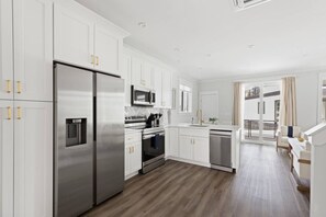 Frigorífico, microondas, horno y placa de cocina