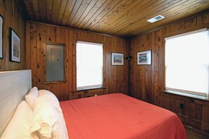 3 bedrooms, desk, travel cot, WiFi