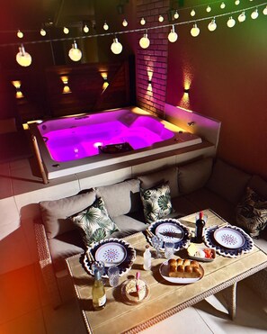 Outdoor spa tub