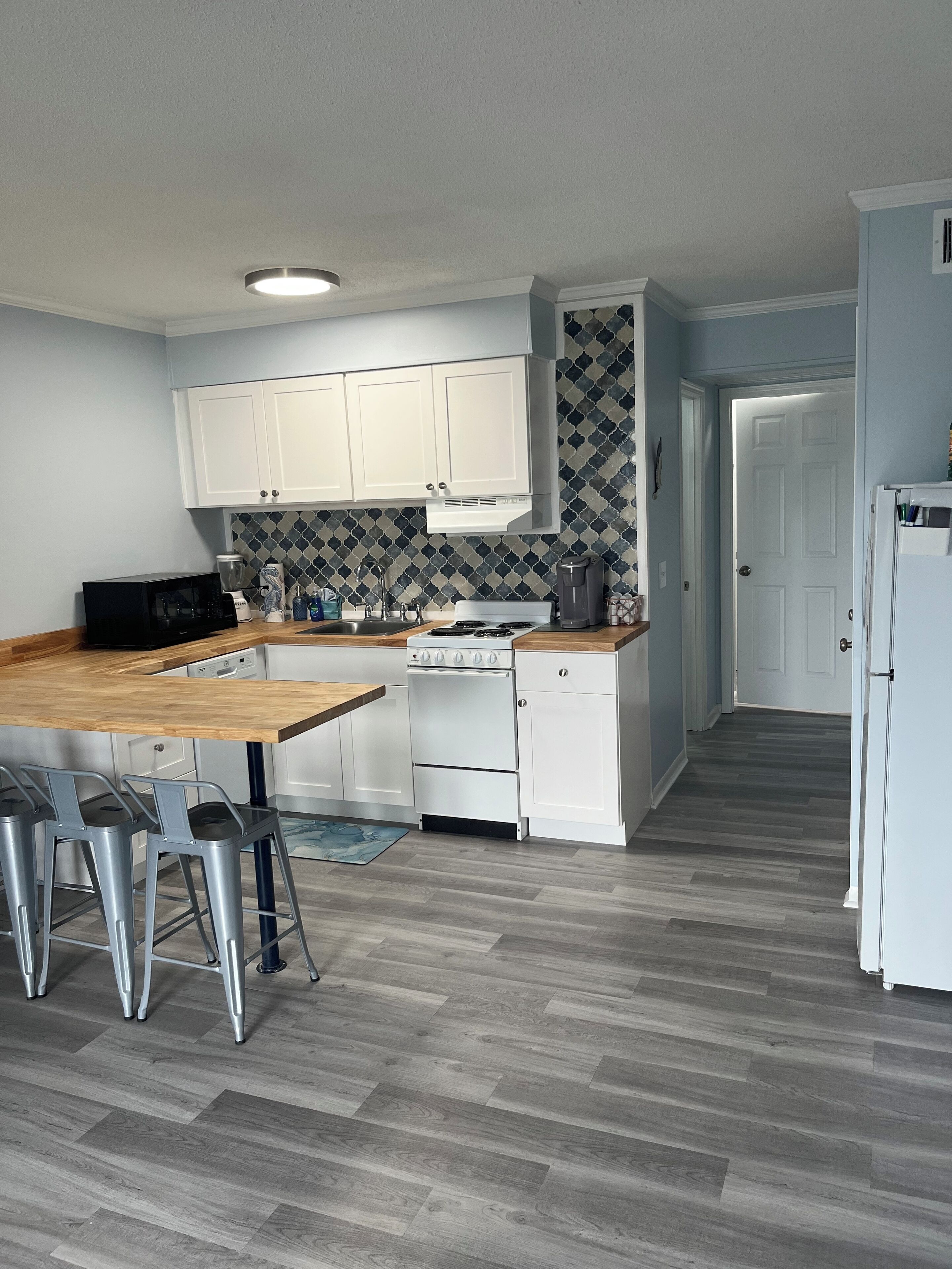 Een koelkast, een microgolfoven, een oven, een kookplaat