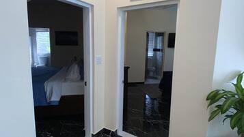 4 habitaciones, tabla de planchar con plancha, wifi y ropa de cama