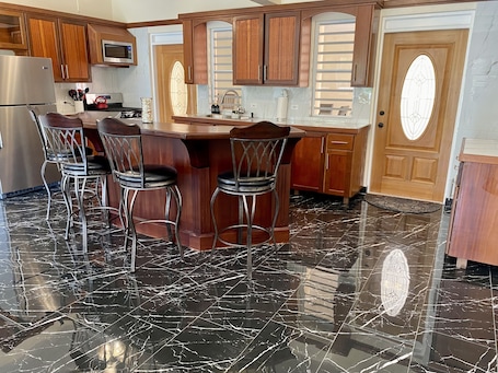 Fridge, microwave, oven, stovetop. Spacious Serene Villas~4 bedrooms-w/4 private ensuite bathrooms.
