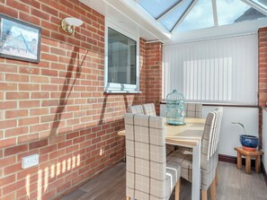 Outdoor dining - 2 bedroom accommodation in Sutton Bridge (Sutton Bridge)