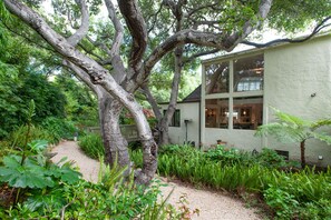 Property grounds - Montecito Quiet Oaks - Serenity and convenience meet at Quiet Oaks. (Montecito)