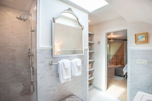 Douche, sèche-cheveux, serviettes fournies, savon