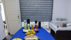 Una mesa de buffet con diferentes alimentos y salsas.