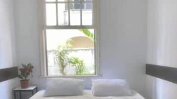 Ropa de cama hipoalergénica y tabla de planchar con plancha