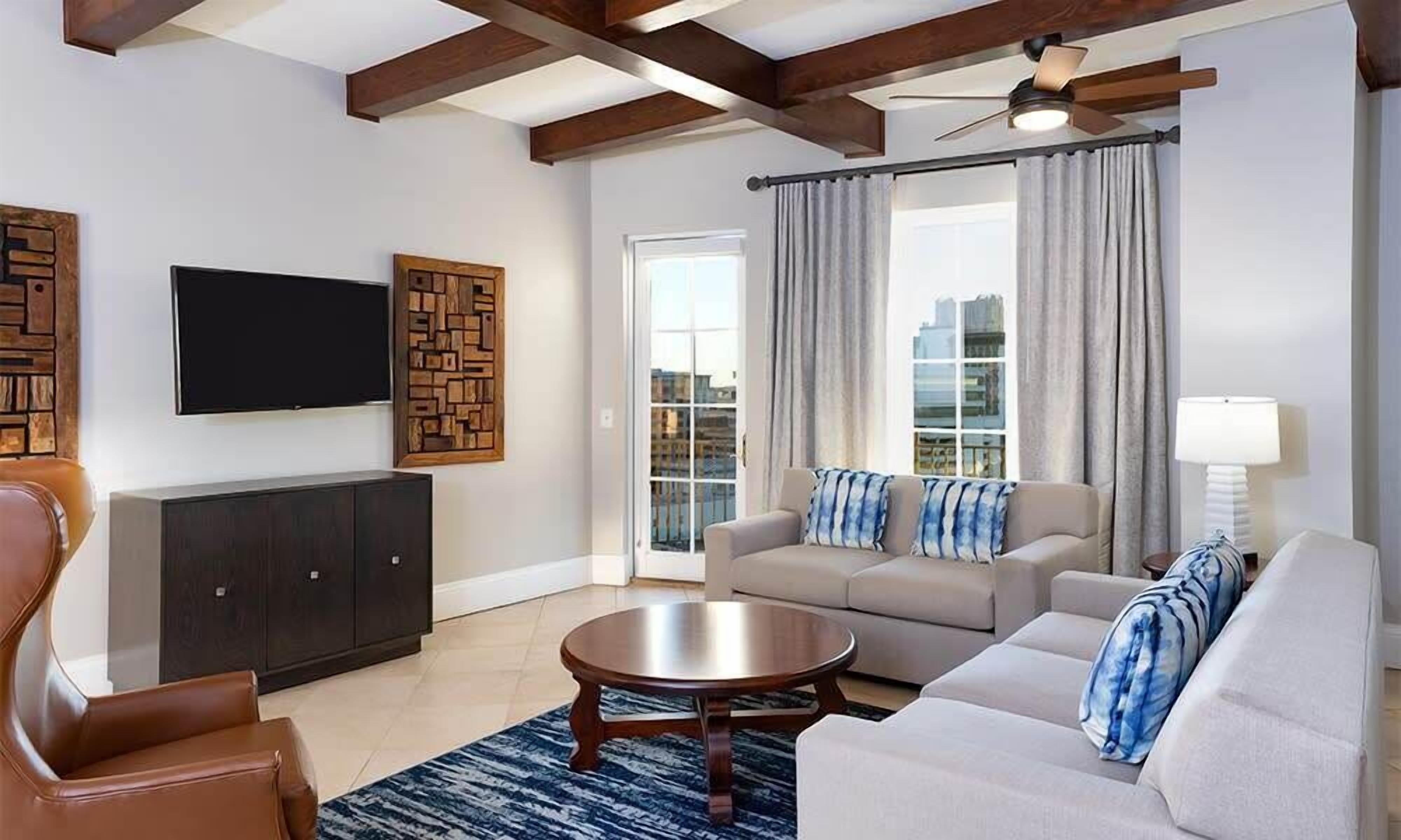 2br PR Condo w/ Stunning Downtown Skyline Views