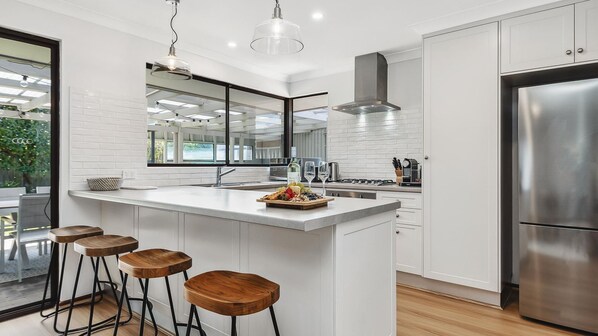 Microwave, oven, dishwasher, coffee/tea maker - Sea La Vie ~ Coastal Chic Busselton Broadwater Retreat (Broadwater)