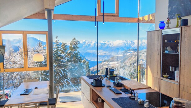 A modern kitchen with a view of snow-covered mountains. - Vidora Apartments (Renon)