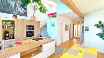 Royal-Penthouse | Eigene Küche | Großer Kühlschrank, Mikrowelle, Ofen, Herdplatte