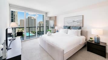 1 habitación, tabla de planchar con plancha y cuna de viaje