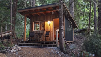 Traditional Cabin, Non Smoking, Shared Bathroom | Dihias secara berasingan, dilengkapkan perabot secara berasingan, meja