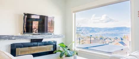 Smart-tv, eldstad och ett bordtennisbord