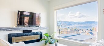 Legal Lakeview 2-bed 2-bath Entire Suite