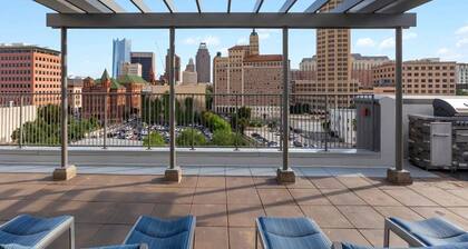 2BR Deluxe • River Walk + Skyline Views