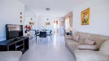 Apartamento | Zona de estar | Televisión de 40 pulgadas con canales por satélite