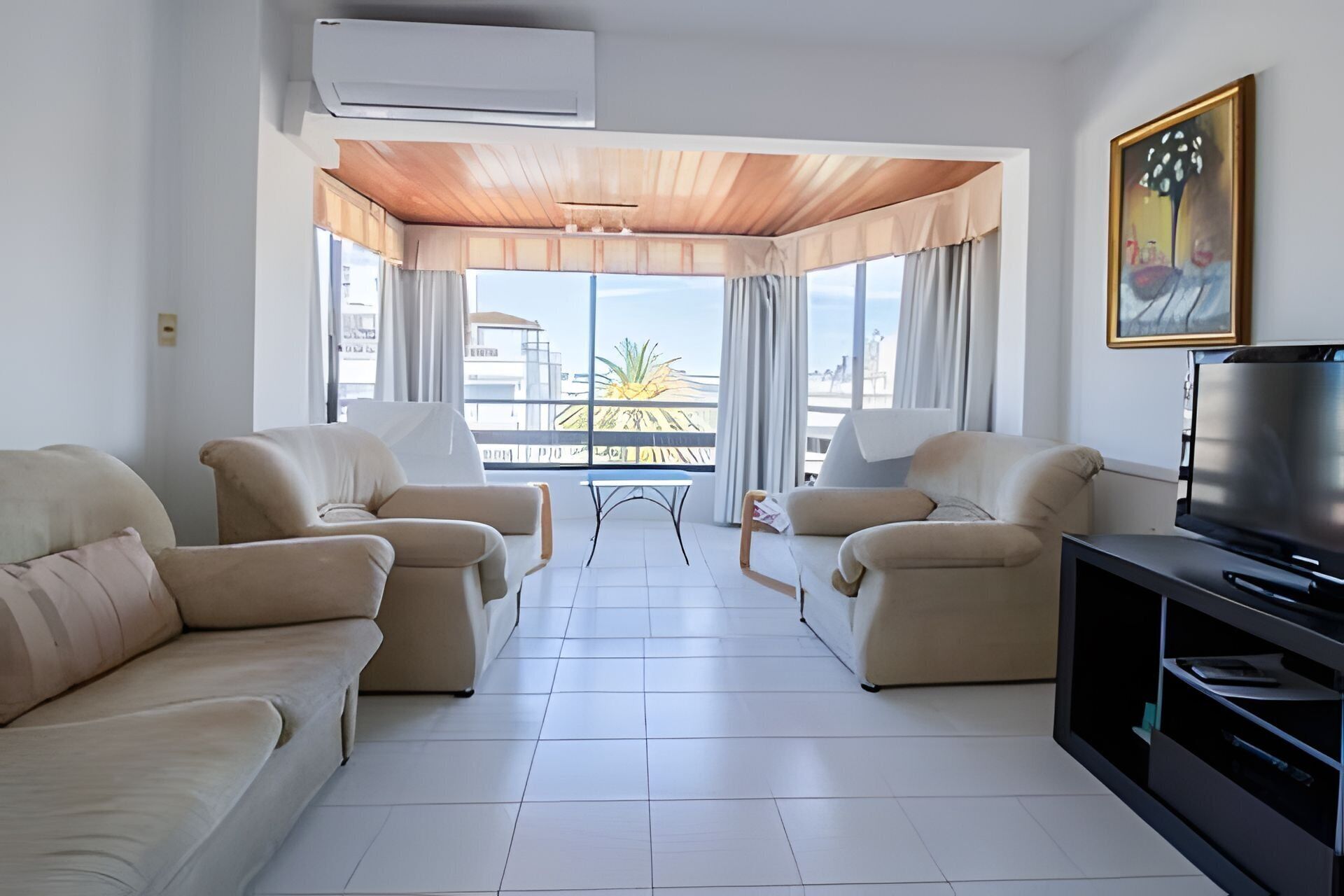 Apartment | Living area | 40-inch TV with satellite channels