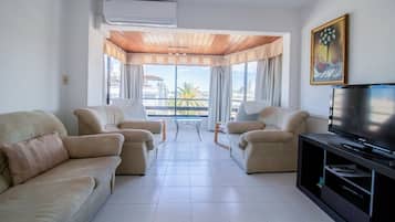 Apartment | Living area | 40-inch TV with satellite channels