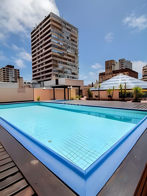 Una piscina al aire libre de temporada