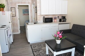 Suite estudio económica, 1 habitación | Cocina privada | Frigorífico grande, microondas, horno y placa de cocina