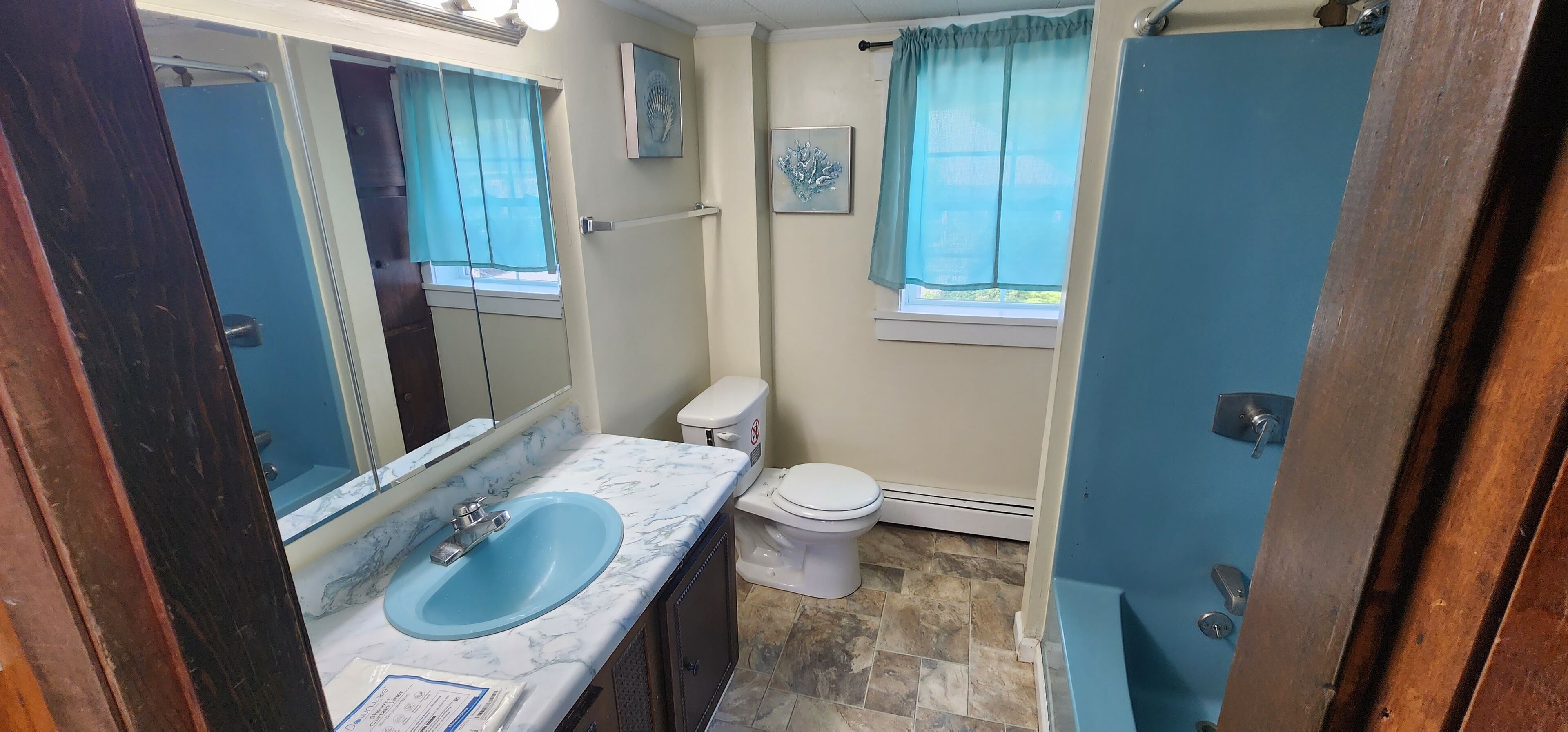 Family House | Bathroom | Combined shower/tub, free toiletries, hair dryer, towels