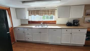 Family House | Private kitchen | Full-sized fridge, microwave, oven, stovetop