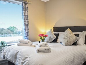 3 bedrooms, free WiFi, bed sheets